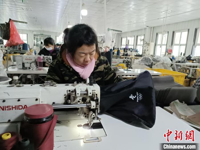 10萬個(gè)冬奧會(huì)抽繩包“結(jié)緣”河北魏縣扶貧微工廠 河北文化傳播